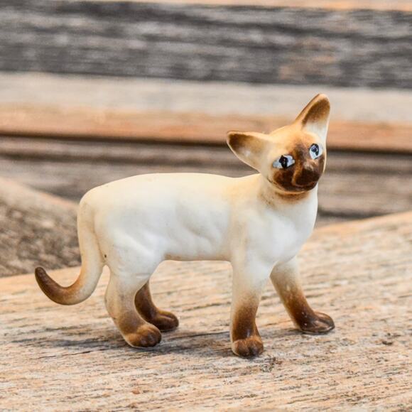 Most Adorable Collection of 9 - Vintage Miniature Cat and Kitten Figurines - Picture 4 of 10